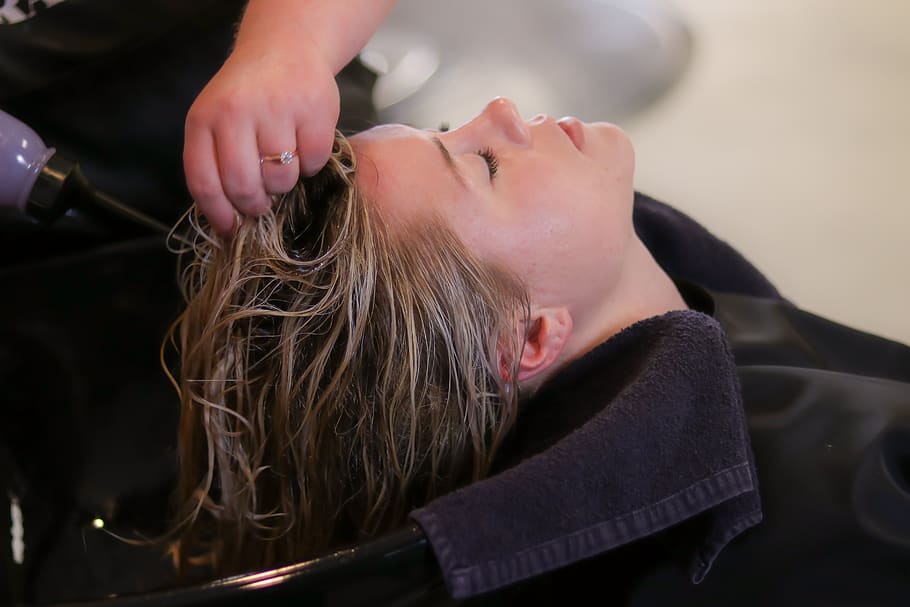 The Best 7 Ways to Moisturize Your Hair Naturally